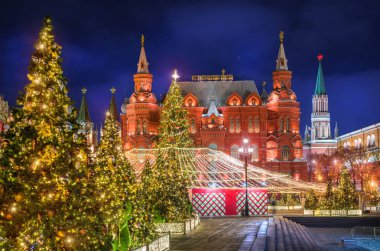 Manezhnaya Meydanı ve Tarih Müzesi gece aydınlatma üzerinde Noel ağaçları