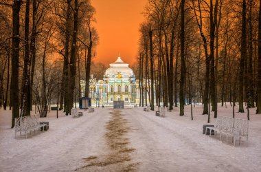 Gece ışık ve karanlık bir kış karlı akşam yılları selo bir parkın ağaçlarının Hermitage Pavyonu