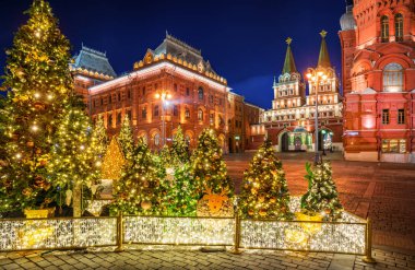 Gece aydınlatma diriliş kapısı ve Noel ağacı süslemeleri Noel ağaçları Manezhnaya Meydanı Moskova yakınındaki