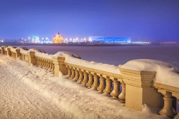 Volga Embankment y la Catedral Alexander Nevsky — Foto de Stock