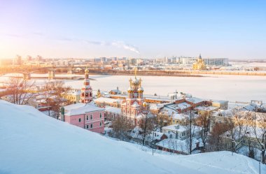 Volga Nehri boyunca iki kilise görünümünü