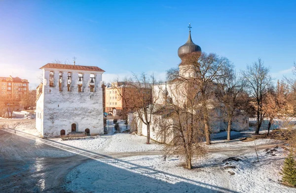 Chiesa dell'Assunzione a Pskov in una giornata di sole — Foto Stock