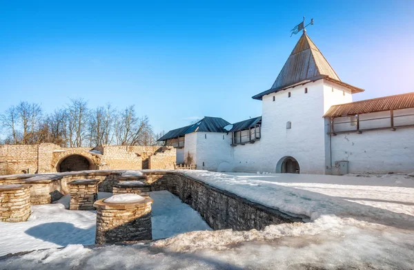 Torre Rybnitskaya del Kremlin de Pskov — Foto de Stock