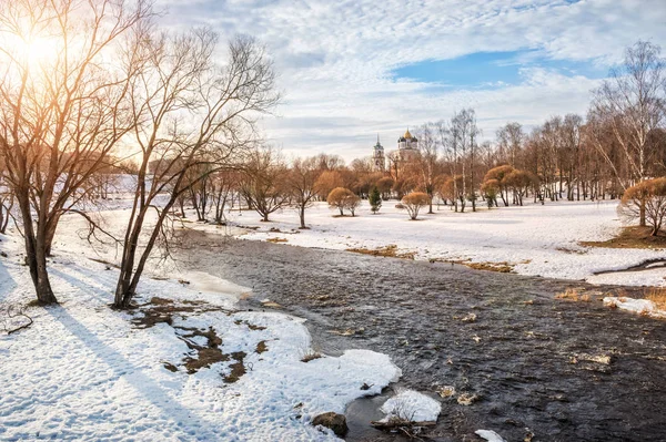 Lente landschap aan de Pskova rivier — Stockfoto