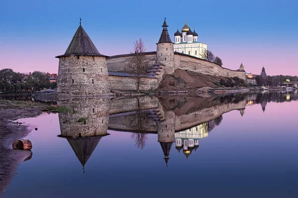 Klassiek uitzicht op het Kremlin van Pskov — Stockfoto