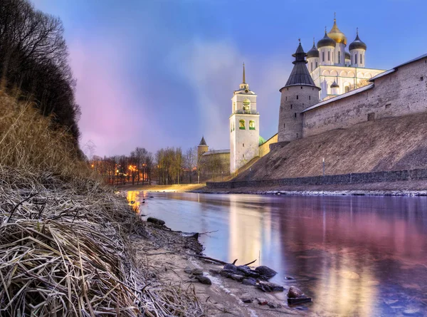 Uitzicht op het Kremlin van Pskov met een reflectie — Stockfoto