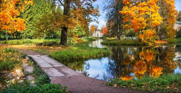 Herfst landschap met een vijver — Stockfoto