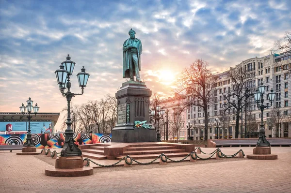 Puşkin Meydanı'nda Puşkin için bir anıt — Stok fotoğraf