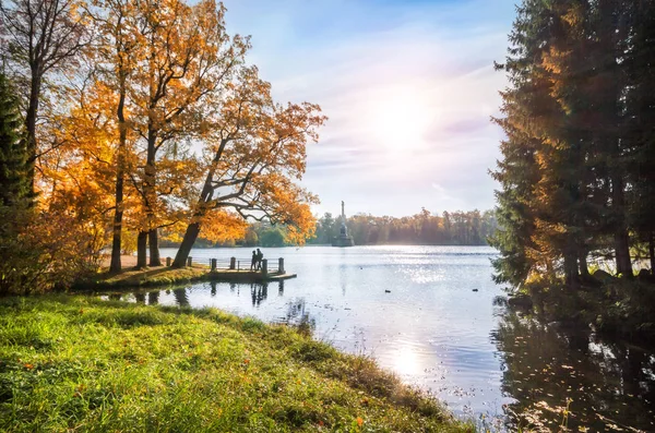 Coluna Chesme na lagoa em Tsarskoe Selo — Fotografia de Stock