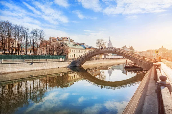 Sadovnichesky міст в Москві — стокове фото