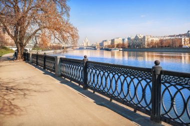 Kotelnicheskaya Embankment üzerinde gökdelen görünümü