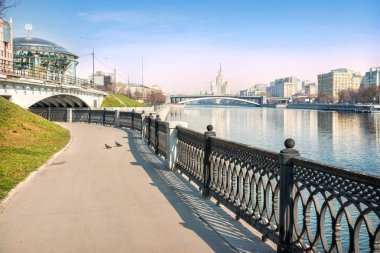 Moskva Nehri'nde kilit dolgu