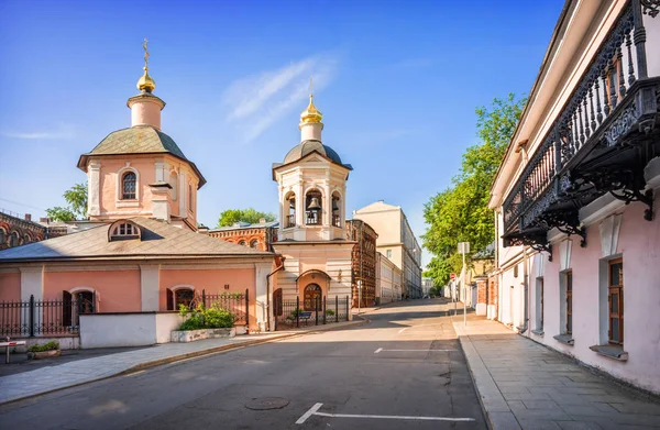 Krapivensky lane et Sergievskaya église — Photo