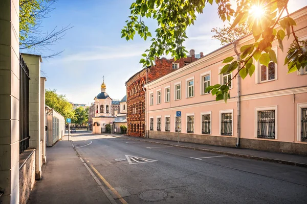 Krapivensky lane et Sergievskaya église — Photo