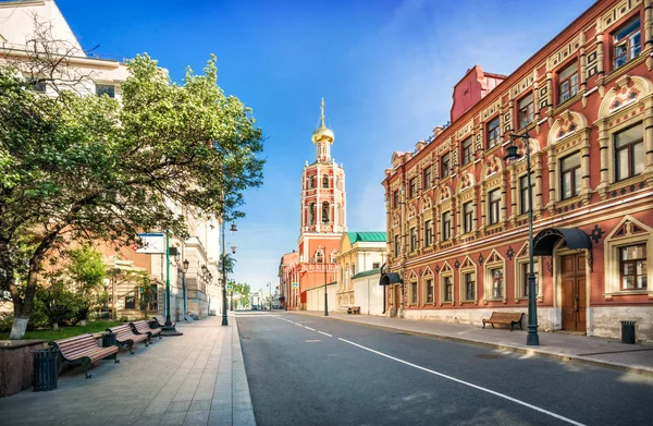 Torre de sino do mosteiro de Petrovsky em Moscou — Fotografia de Stock