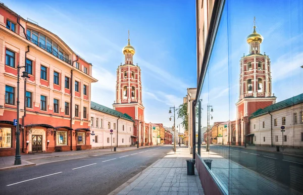 Campanario del monasterio de Petrovsky en Moscú — Foto de Stock