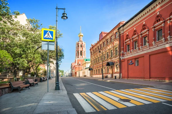 Колокольня Петровского монастыря — стоковое фото