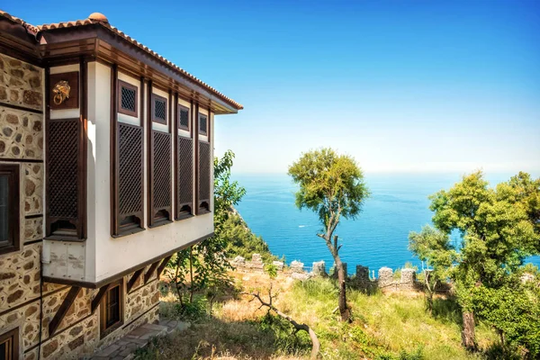 Casa con vista sul Mar Mediterraneo in Turchia — Foto Stock