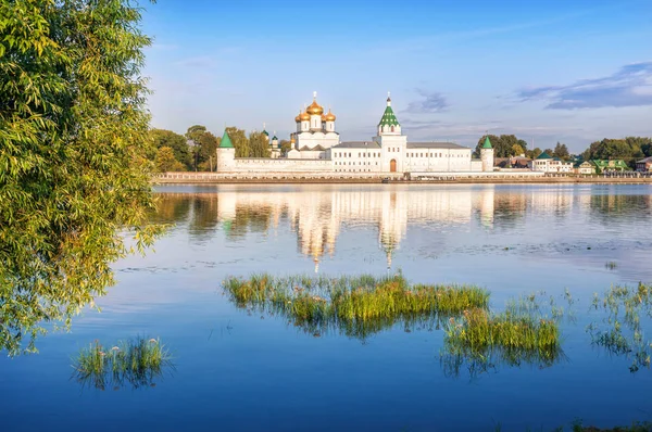 Monasterio de Ipatiev y su reflejo — Foto de Stock