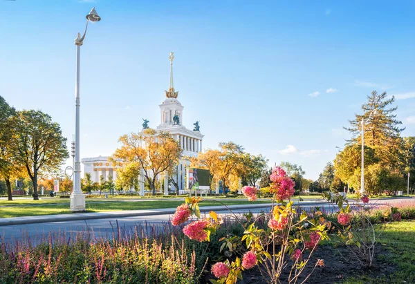 The central pavilion with a spire at VDNH — Stock Photo, Image