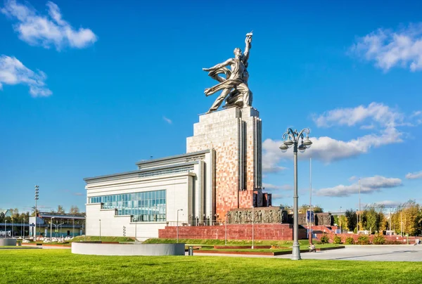 Sculpture by the author Mukhina — Stock Photo, Image