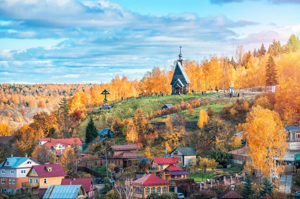 Vue sur la ville de Plyos et le mont Levitan — Photo