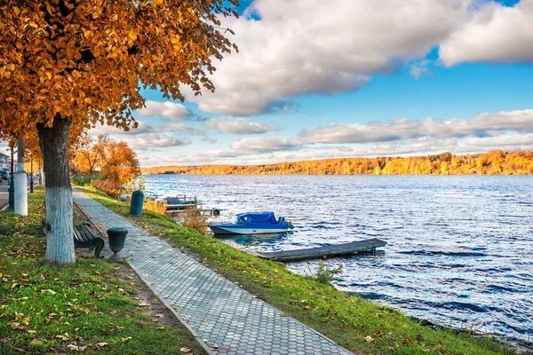 Kıyıdan Volga nehrinin manzarası — Stok fotoğraf