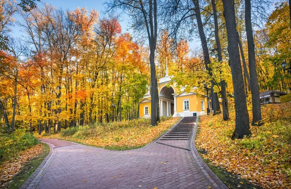 Pavillon Milovida Dans Parc Tsaritsyno Moscou Parmi Les Arbres Dorés — Photo