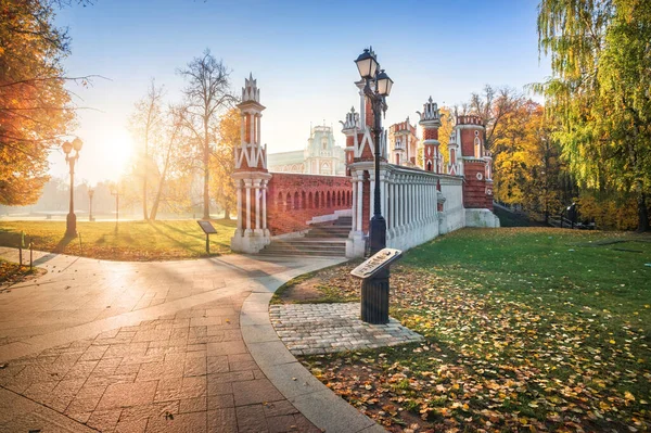 Sun Golden Autumn Trees Figured Bridge Tsaritsyno Park Moscow Early — Stock Photo, Image