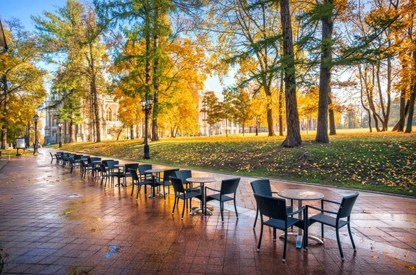 Tsaritsyno Palats Moskva Och Tomma Cafébord Bland Gyllene Höstträd Morgonsolen — Stockfoto