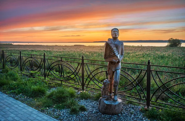 Beautiful Pink Sunset Lake Galich Kostroma Region Wooden Sculpture Man — Stock Photo, Image