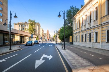 Eski ve modern binalar ve Trinity Kilisesi 'nin çan kulesi Moskova' da Pyatnitskaya Caddesi 'nde sabah güneşinin altında.