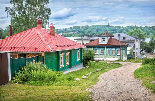 プレヨス市の木造住宅 ヴォルガ川と夏の日の距離で反対側の村の家 — ストック写真