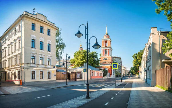 Alte Und Moderne Gebäude Und Die Dreifaltigkeitskirche Der Pjatnizkaja Straße — Stockfoto