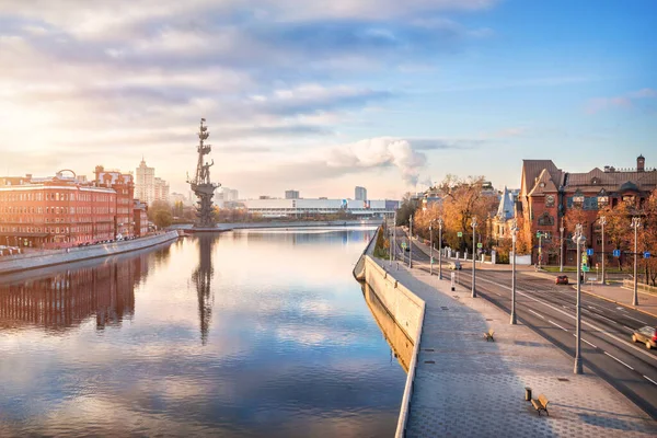 Utsikt Över Monumentet Till Peter Den Store Röd Oktober Prechistenskaja — Stockfoto