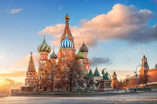 Bazylea Katedra Placu Czerwonym Moskwie Pod Błękitnym Niebem Różowymi Chmurami — Zdjęcie stockowe