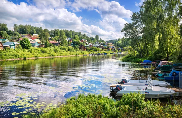 Plyos Kasabasındaki Shokhonka Nehri Yansımalı Ahşap Evler Güneşli Bir Yaz — Stok fotoğraf