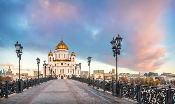 Katedrála Krista Spasitele Patriarchický Most Moskvě Pod Krásnou Oblohou Růžovými — Stock fotografie