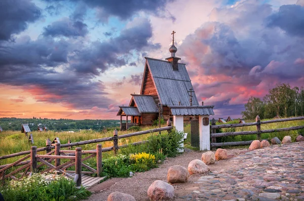 Uppståndelsekyrkan Levitan Berget Plyos Solens Strålar Fantastiskt Vacker Natthimmel — Stockfoto