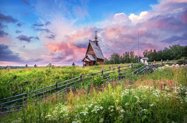 Wederopstanding Kerk Berg Levitan Plyos Onder Een Prachtige Zonsondergang Hemel — Stockfoto