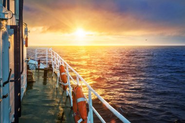 Geminin güvertesinden Solovetsky Adaları yakınlarındaki Beyaz Deniz üzerindeki batan güneşin görüntüsü