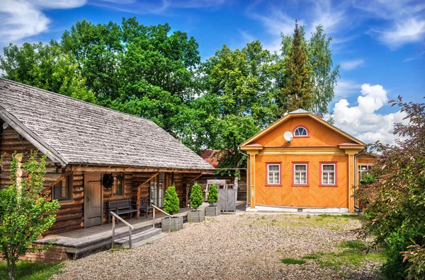 Wooden Barn Yellow House Plyos Blue Sky Sunny Summer Day — Stock Photo, Image