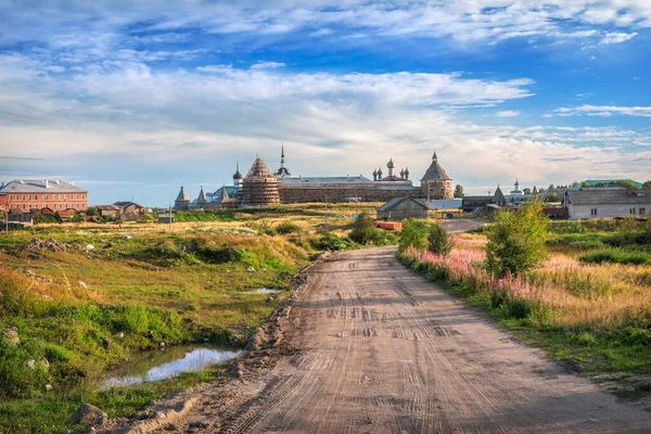 Solovetsky Monastery Dirt Road Grass Rays Setting Sun — Stock Photo, Image