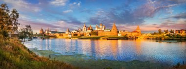 Solovetsky Manastırı. Solovetsky Adaları 'nda kuleleri ve tapınakları var. Refah Körfezi' nin mavi suları.