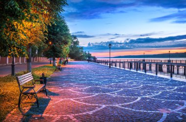 Bir yaz akşamı Plyos 'taki Volga rıhtımında ve bir ağacın yanındaki bankta.