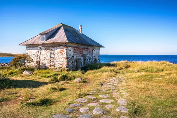 白い海のザヤツキー島の石造りの家と木製の階段 — ストック写真