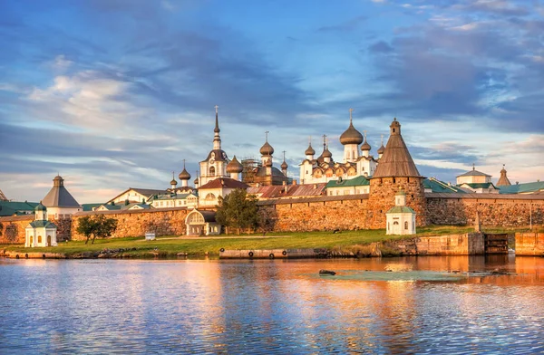 Monastero Solovetsky Sulle Isole Solovetsky Acqua Blu Della Baia Prosperità — Foto Stock