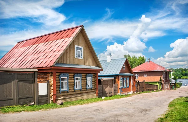 Casas Madera Jengibre Calle Nikolskaya Plyos Bajo Cielo Azul Con —  Fotos de Stock