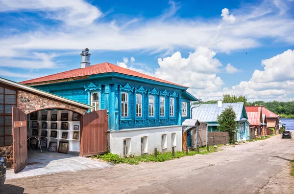 Dřevěná Perníková Chalupa Obrazy Nikolské Ulici Plyosu Pod Modrou Oblohou — Stock fotografie