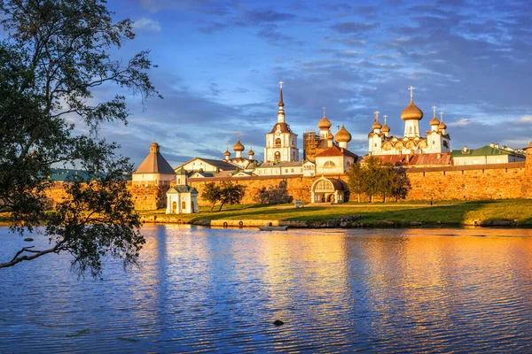 Monastero Solovetsky Con Torri Templi Sulle Isole Solovetsky Acqua Blu — Foto Stock